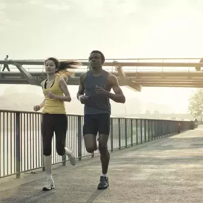 So lange müsstest du joggen, um die Kalorien bestimmter Lebensmittel zu verbrennen