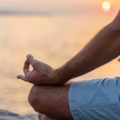 Sonnenmudra: Diese Position hilft der Verdauung.