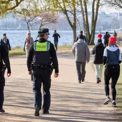 Spazierengehen in Zeiten von Corona: Hier an der Alster in Hamburg