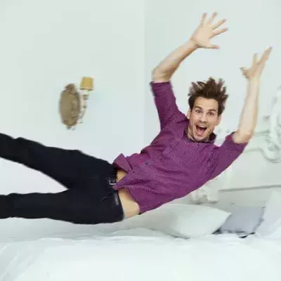 Straßenkleidung im Bett wird ganz schön ekelig