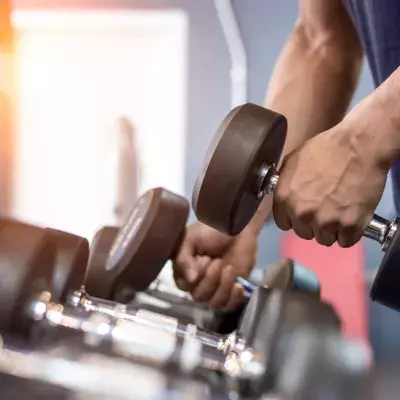 Training mit Hanteln: Mit diesen Übungen kurbelst du die Fettverbrennung an