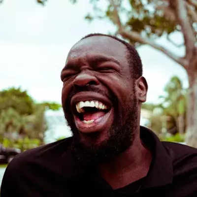 Unangemessenes Lachen