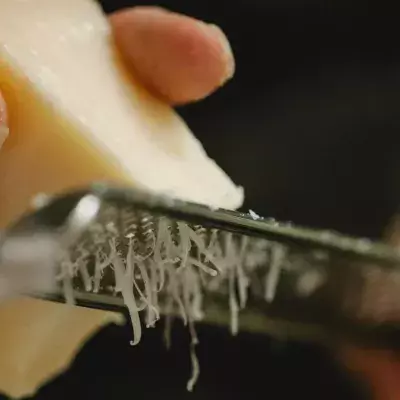 Unglaubliche Enthüllung: So wird Parmesan-Käse wirklich hergestellt