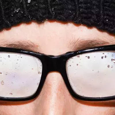 Vernebelte Sicht: Beschlagene Brillengläser im Winter mit Maske
