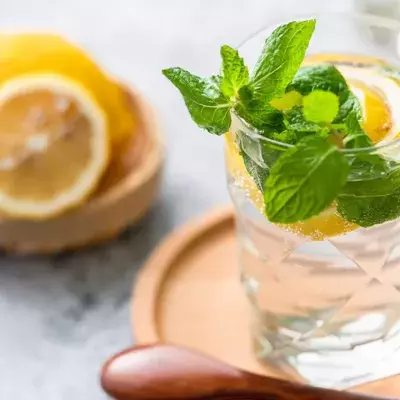 Wie schlank macht Wasser mit Zitrone wirklich?