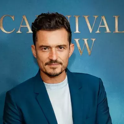 Auf offenem Meer: Orlando Bloom paddelt mit Weißem Hai
