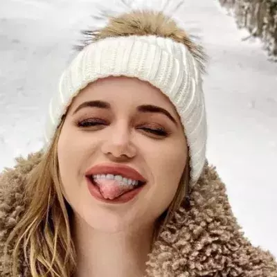 Üppiges Dekolleté im Schnee: Cathy Lugner bringt das Eis zum Schmelzen