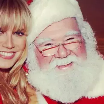 Ausgerechnet beim Weihnachtsmann: Heidi Klum fällt etwas aus der Bluse!