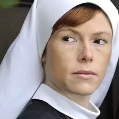 „Um Himmels Willen“: Bekannte TV-Nonne zieht vor Polizisten blank!
