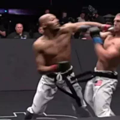 Enormer K. o. bei einem Karate-Kampf