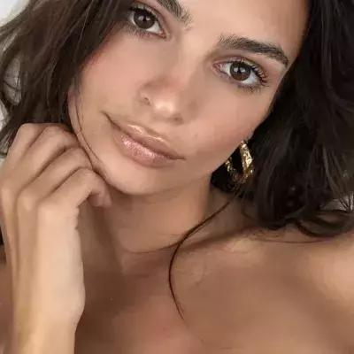 Emily Ratajkowski präsentiert ihre perfekte Bräunung auf Oben-ohne-Foto
