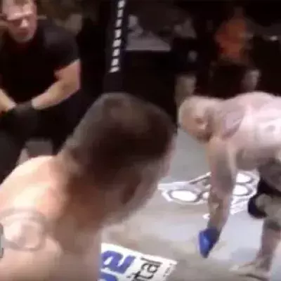 MMA-Kämpfer gibt mitten im Kampf auf, um sein Idol Travis Fulton nicht zu massakrieren