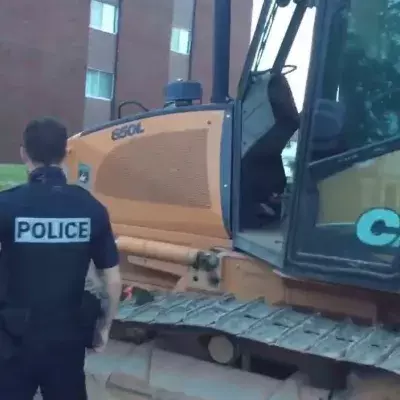 Betrunkener Dieb klaut Bulldozer und zerquetscht mehrere Autos