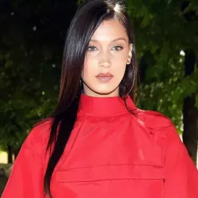 Bella Hadid spaziert ohne Schlüpfer durch die Straßen von Paris