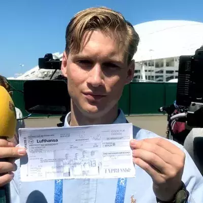 Schwede schenkt Khedira ein Rückflugticket. Seine Reaktion ist genial!