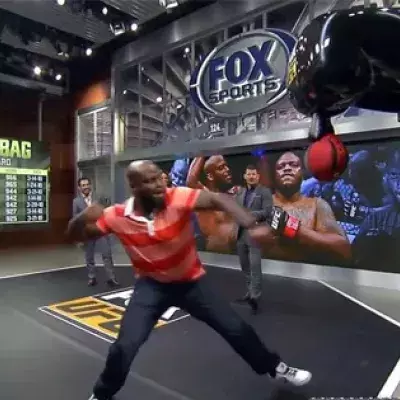 Derrick Lewis bricht Rekord an der Punching Machine