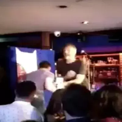 Coach von Conor McGregor erteilt einem Comedian auf der Bühne eine Lektion