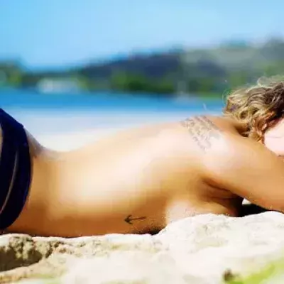 Eines der schönsten UFC-Ring-Girls posiert im Urlaub an einem französischen Strand