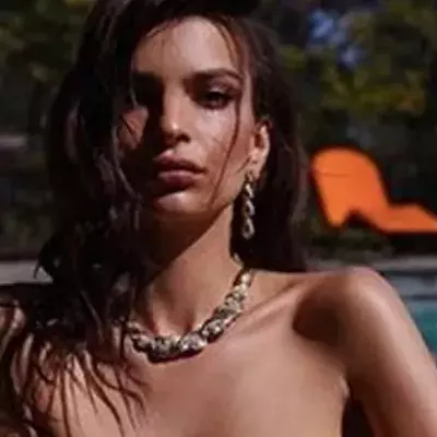 Am Pool: Emily Ratajkowski lässt alle Hüllen fallen