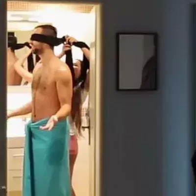 Seine Freundin verbindet ihm die Augen für eine Überraschung, aber er bereut es schnell!