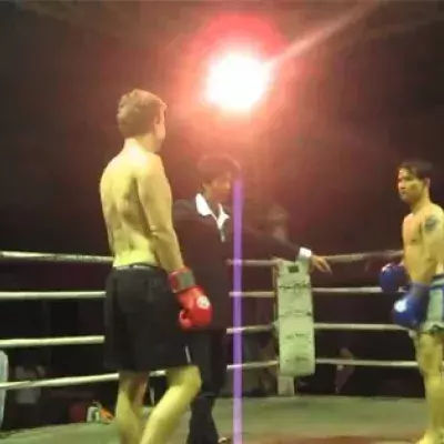 Tourist fordert thailändischen Boxer heraus: Er bereut es schnell