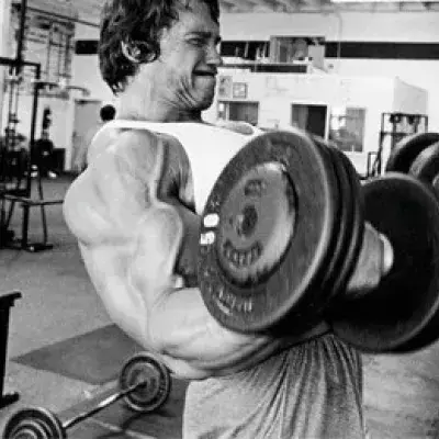 Arnold Schwarzenegger zeigt seine Lieblingsübung für den Bizeps