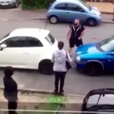 Ein Nachbar parkt die Einfahrt zu: Dann kommt ein Bodybuilder vorbei