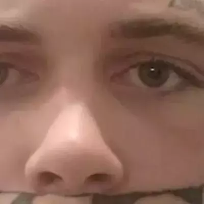 Er lässt sich ein Tattoo mitten ins Gesicht stechen: Die Folgen für ihn sind heftig