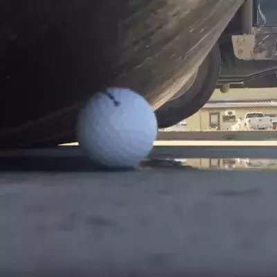 Dampfwalze überrollt Golfball: Das Ergebnis ist kaum zu fassen