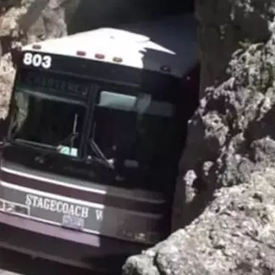 Busfahrer verschätzt sich beim Tunnel. Dann zeigt er seine ganzen Fahrkünste!