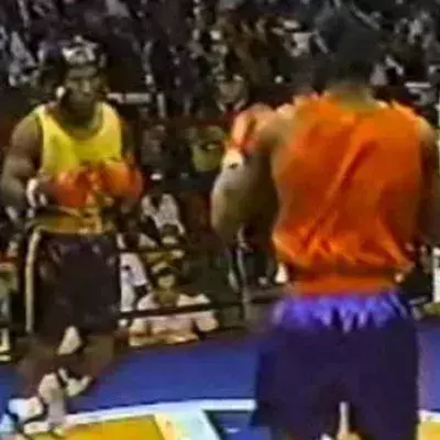 Mike Tyson boxt mit nur 15 Jahren gegen einen erwachsenen Gegner