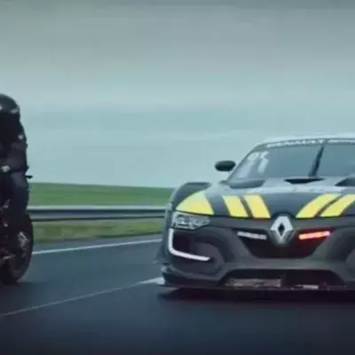 Motorrad liefert sich Verfolgungsjagd mit einem Renault Sport RS 01 der Polizei