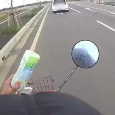 Ein Mopedfahrer erteilt einem Autofahrer eine Lektion in Sachen Benehmen