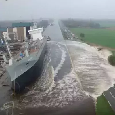 Das Schiff wird zu Wasser gelassen: Doch mit der Welle haben die Schaulustigen nicht gerechnet