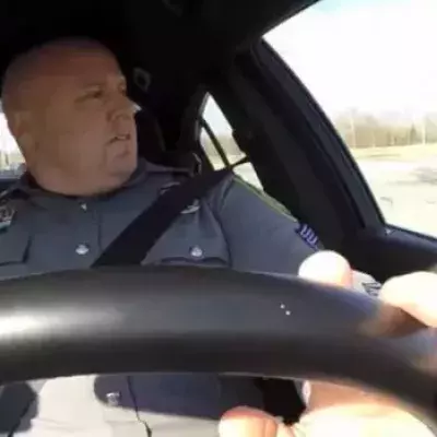 Dieser Polizist wird zum 20-jährigen Popsternchen