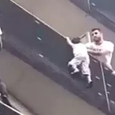 Kind hängt am Balkon: Der Nachbar, der dem „Spiderman von Paris“ geholfen hat, bricht sein Schweigen