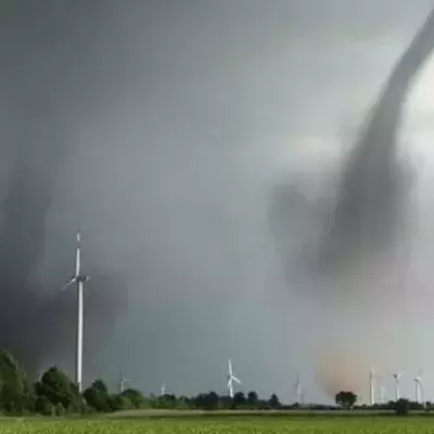Unwetter in NRW: Tornado rast auf Auto zu