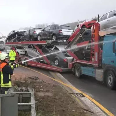 A3: Feuerwehr bespritzt LKW-Gaffer mit Wasser