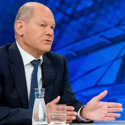 Hat Olaf Scholz ein Glasauge? Hier die Antwort!