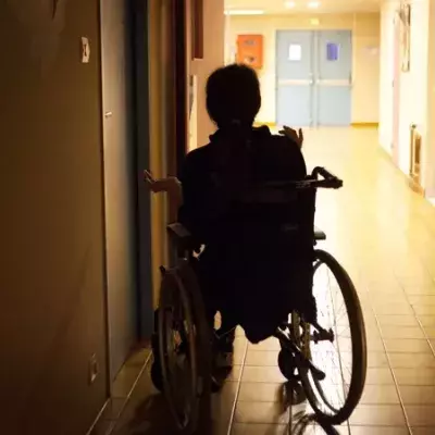 Mehrfache Falschdiagnose: Frau wird zu "Stein-Menschen" und keiner hilft ihr!