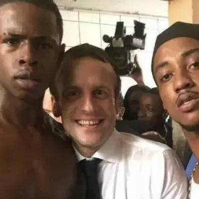 Stinkefinger in aller Öffentlichkeit: Macron macht, was Merkel sich nie trauen würde!