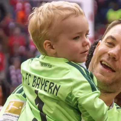 "Sie sehen aus wie Zwillinge" Manuel Neuer zeigt seinen Sohn