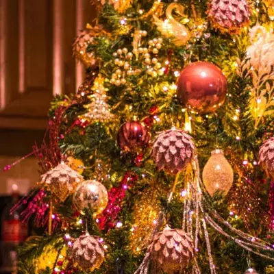 Glücklicher durch Weihnachtsdeko? Psycholog:innen verraten, weshalb man früh schmücken sollte