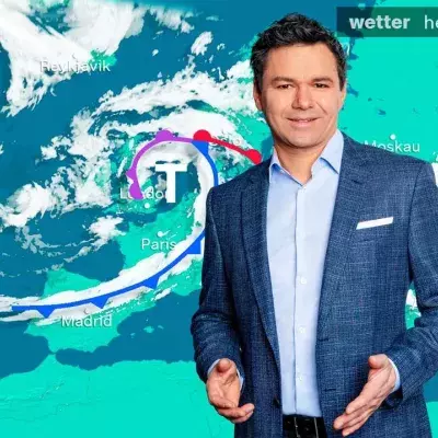 Özden Terli vor der Wetterkarte