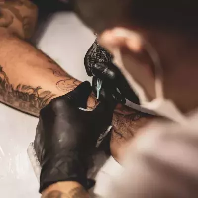 Tattoos und mehr: Merck bezahlt Fachkräften sogar eine künstliche Befruchtung