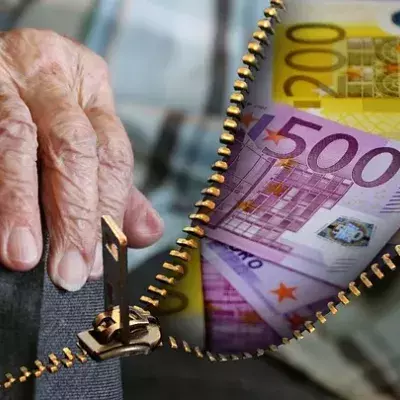 Während Beamte üppige Pensionen erhalten, müssten Angestellte dafür mehr als 65 Jahre einzahlen