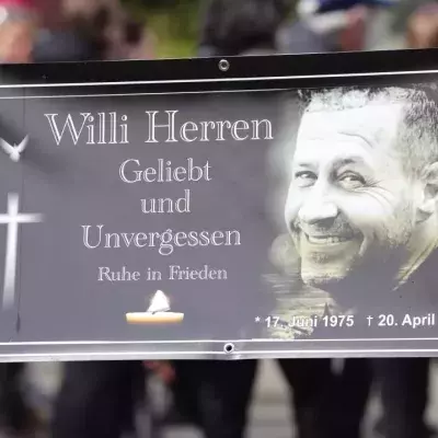 Ein Banner anlässlich der Beerdigung Willi Herrens wird in die Kamera gehalten