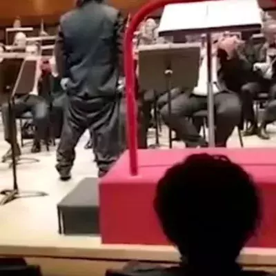 Ein Dirigent verliert seine Hose direkt im Konzert