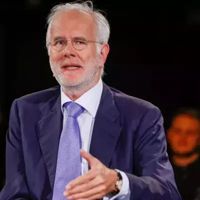 Harald Schmidt zieht über das Traumschiff her.