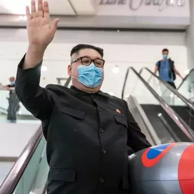Kim Jong-Un Imitator fährt Rolltreppe runter